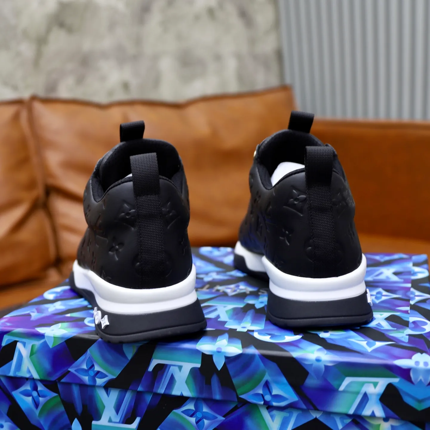 Factory price: 520💰【LV】Louis Vuitton is a high-end brand of men's shoes, new models on the market, top luxury brand, the latest fashionable casual men's shoes, trendy and versatile style, relaxed and sporty style, calfskin upper and ultra-fine workmanship. The original personalized fashionable rubber wear-resistant outsole is light and comfortable on the foot. Code number: 39-44 (45, 46 customized)